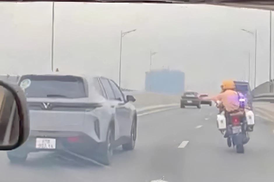 Nhận đề nghị từ người đàn ông lái ô tô, tổ CSGT ở Hà Nội quyết định hành động khẩn Nhận đề nghị từ người đàn ông lái ô tô, tổ CSGT ở Hà Nội quyết định hành động khẩn