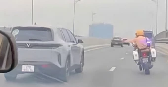 Nhận đề nghị từ người đàn ông lái ô tô, tổ CSGT ở Hà Nội quyết định hành động khẩn