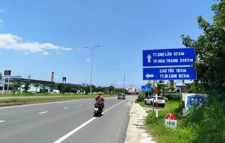 Nhan nhản biển báo giao thông vẫn ghi địa danh cũ Nhan nhản biển báo giao thông vẫn ghi địa danh cũ