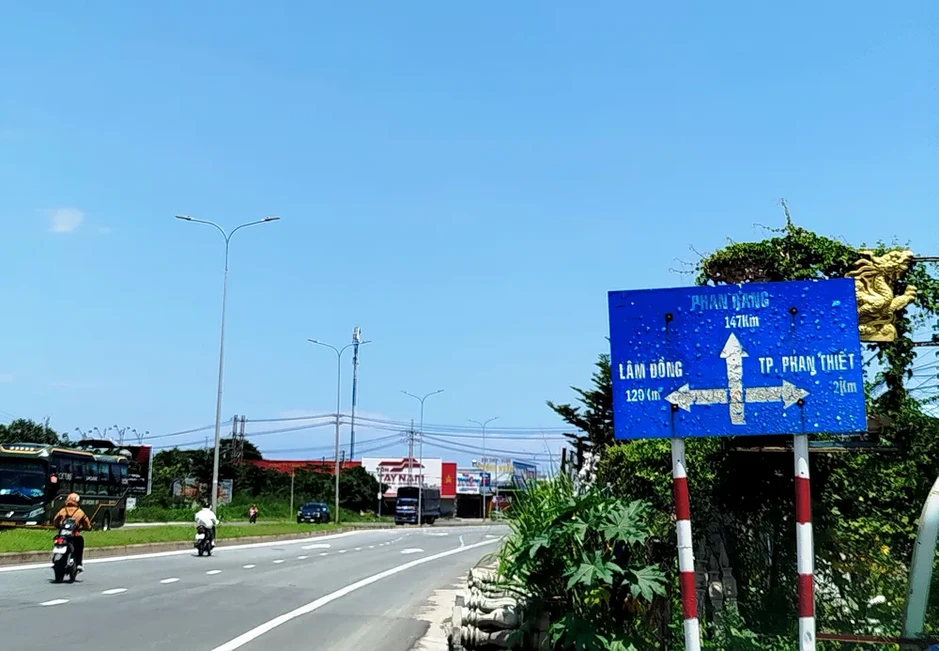 Nhan nhản biển báo giao thông vẫn ghi địa danh cũ Nhan nhản biển báo giao thông vẫn ghi địa danh cũ