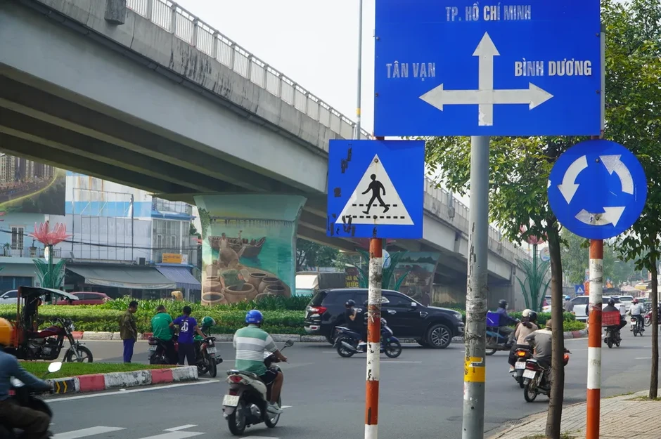 Nhan nhản biển báo giao thông vẫn ghi địa danh cũ Nhan nhản biển báo giao thông vẫn ghi địa danh cũ