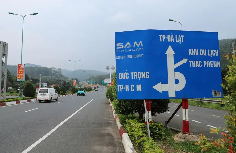 Nhan nhản biển báo giao thông vẫn ghi địa danh cũ Nhan nhản biển báo giao thông vẫn ghi địa danh cũ