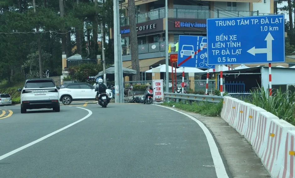 Nhan nhản biển báo giao thông vẫn ghi địa danh cũ Nhan nhản biển báo giao thông vẫn ghi địa danh cũ