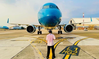 Nhân viên sân bay làm việc trên nền nhiệt sân đỗ hơn 70 độ C
