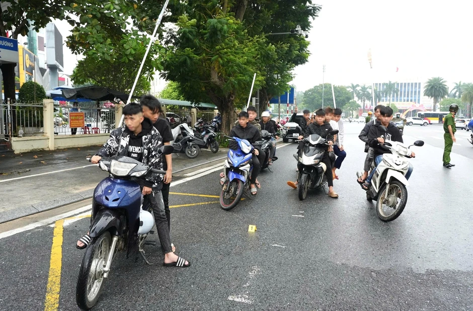 Nhóm 16 thanh thiếu niên mang hung khí, chạy xe náo loạn đường phố Huế Nhóm 16 thanh thiếu niên mang hung khí, chạy xe náo loạn đường phố Huế