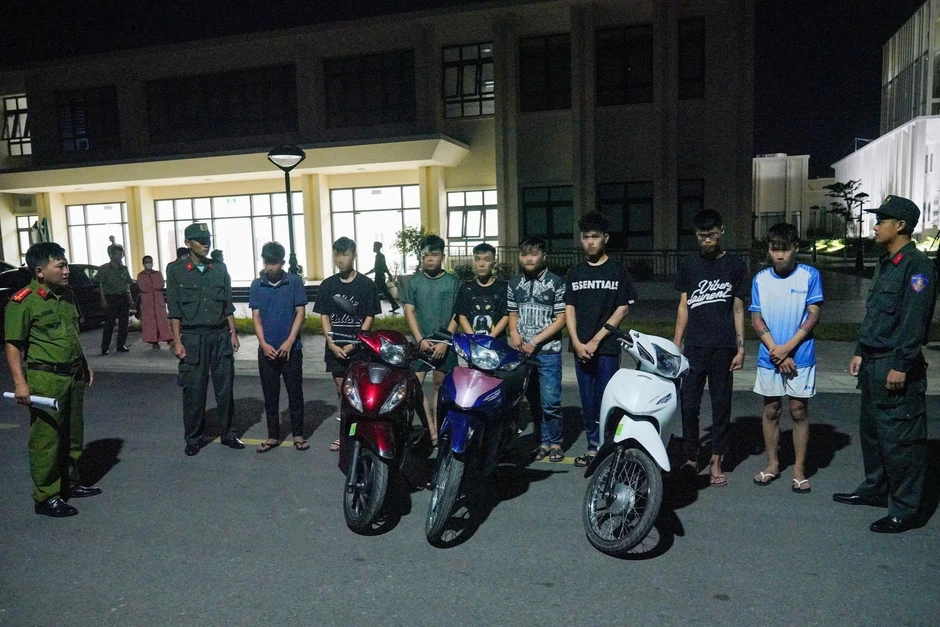 Nhóm đối tượng đi xe máy lạng lách đuổi nhau, một xe đâm vào cột biển báo Nhóm đối tượng đi xe máy lạng lách đuổi nhau, một xe đâm vào cột biển báo