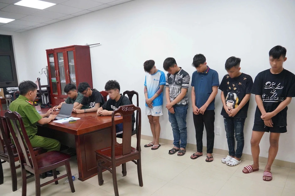 Nhóm đối tượng đi xe máy lạng lách đuổi nhau, một xe đâm vào cột biển báo Nhóm đối tượng đi xe máy lạng lách đuổi nhau, một xe đâm vào cột biển báo