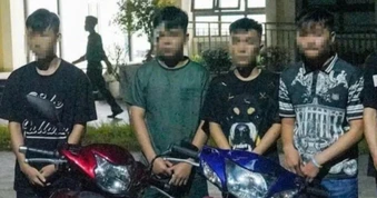 Nhóm đối tượng đi xe máy lạng lách đuổi nhau, một xe đâm vào cột biển báo