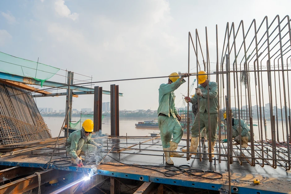 Những trụ cầu Trần Hưng Đạo vươn cao giữa sông Hồng sau 8 tháng thi công Những trụ cầu Trần Hưng Đạo vươn cao giữa sông Hồng sau 8 tháng thi công