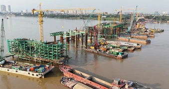 Những trụ cầu Trần Hưng Đạo vươn cao giữa sông Hồng sau 8 tháng thi công