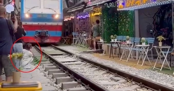 Nữ du khách bị tàu hỏa hất văng điện thoại ở phố cà phê đường tàu Hà Nội