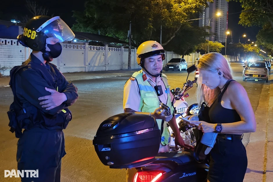 Nữ du khách nước ngoài uống rượu bia, đi xe máy không bằng lái Nữ du khách nước ngoài uống rượu bia, đi xe máy không bằng lái