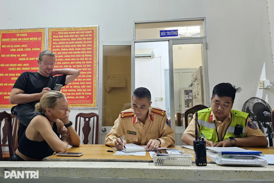 Nữ du khách nước ngoài uống rượu bia, đi xe máy không bằng lái Nữ du khách nước ngoài uống rượu bia, đi xe máy không bằng lái