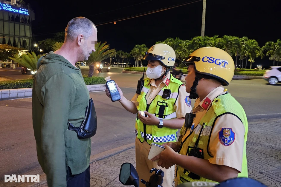 Nữ du khách nước ngoài uống rượu bia, đi xe máy không bằng lái Nữ du khách nước ngoài uống rượu bia, đi xe máy không bằng lái