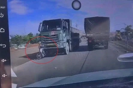 Nữ lao công tử nạn để lại 3 con thơ bơ vơ mồ côi cha mẹ Nữ lao công tử nạn để lại 3 con thơ bơ vơ mồ côi cha mẹ