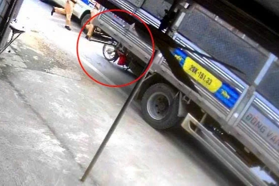 Nữ nhân viên giao hàng đứng nghe điện thoại bị xe tải cuốn vào gầm Nữ nhân viên giao hàng đứng nghe điện thoại bị xe tải cuốn vào gầm