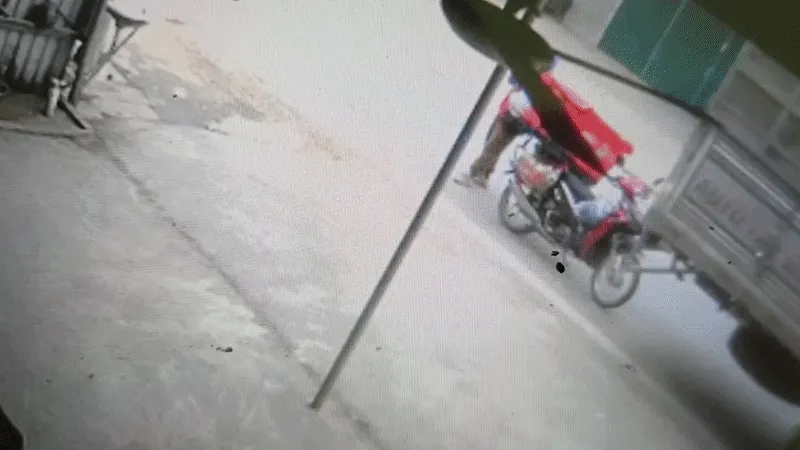 Nữ nhân viên giao hàng đứng nghe điện thoại bị xe tải cuốn vào gầm Nữ nhân viên giao hàng đứng nghe điện thoại bị xe tải cuốn vào gầm