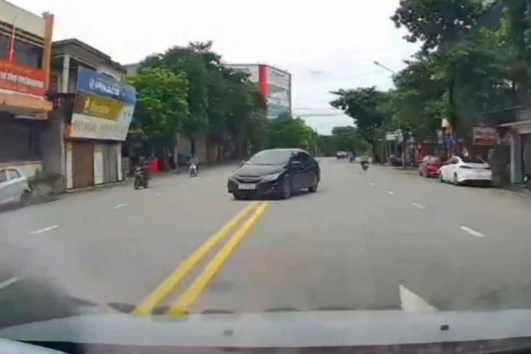 Nữ tài xế bị phạt 5 triệu đồng vì lái ô tô đi vào làn đường ngược chiều Nữ tài xế bị phạt 5 triệu đồng vì lái ô tô đi vào làn đường ngược chiều