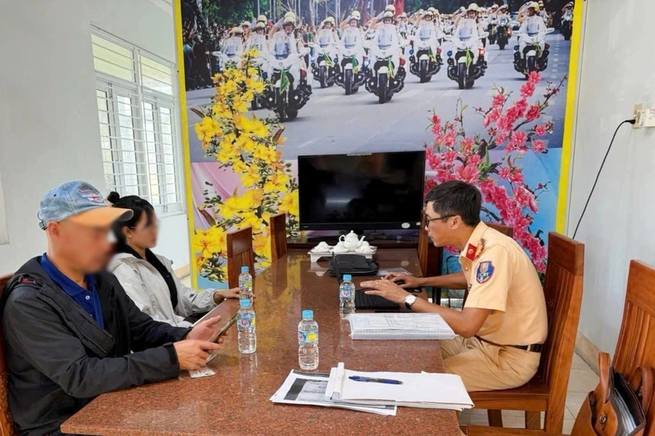 Nữ tài xế điều khiển ô tô vượt đường sắt khi barie đang hạ Nữ tài xế điều khiển ô tô vượt đường sắt khi barie đang hạ