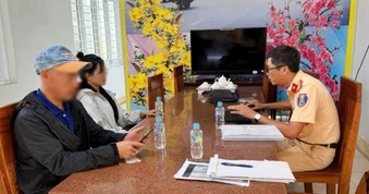 Nữ tài xế điều khiển ô tô vượt đường sắt khi barie đang hạ
