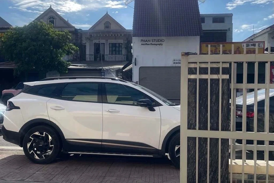 Nữ tài xế đỗ ô tô "khóa cổng" trung tâm trợ giúp pháp lý trong giờ làm việc Nữ tài xế đỗ ô tô "khóa cổng" trung tâm trợ giúp pháp lý trong giờ làm việc