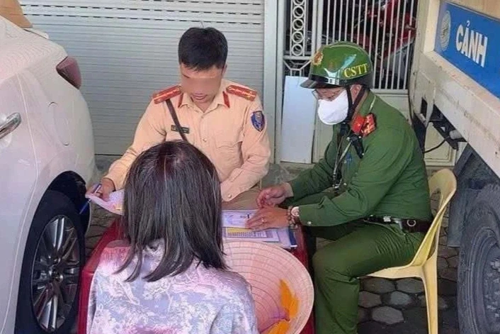 Nữ tài xế đỗ ô tô "khóa cổng" trung tâm trợ giúp pháp lý trong giờ làm việc Nữ tài xế đỗ ô tô "khóa cổng" trung tâm trợ giúp pháp lý trong giờ làm việc