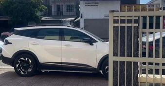 Nữ tài xế đỗ ô tô "khóa cổng" trung tâm trợ giúp pháp lý trong giờ làm việc