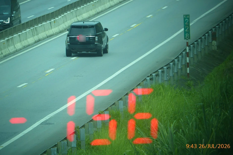 Nữ tài xế lái Land Rover chạy 156 km/h trên cao tốc Nội Bài - Lào Cai Nữ tài xế lái Land Rover chạy 156 km/h trên cao tốc Nội Bài - Lào Cai