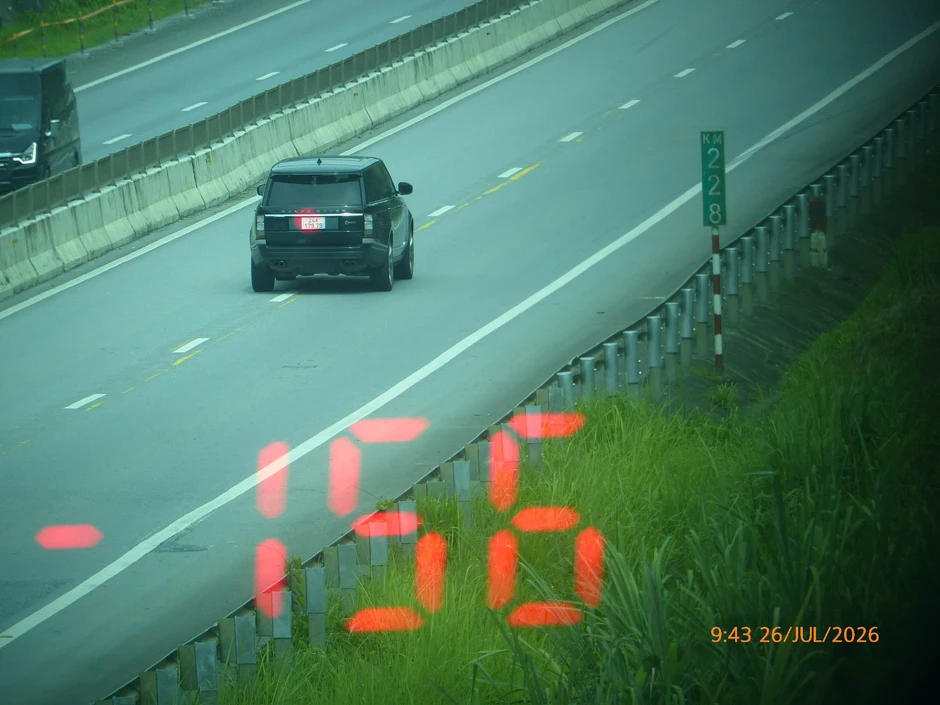 Nữ tài xế lái xe Land Rover chạy 156km/h trên cao tốc Nội Bài - Lào Cai Nữ tài xế lái xe Land Rover chạy 156km/h trên cao tốc Nội Bài - Lào Cai