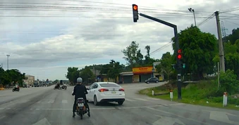 Nữ tài xế vượt đèn đỏ, người đi đường gửi clip đến trưởng phòng CSGT