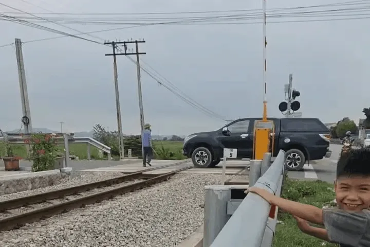 Nữ tài xế xe bán tải bất chấp đèn đỏ, cố vượt rào chắn đường sắt Nữ tài xế xe bán tải bất chấp đèn đỏ, cố vượt rào chắn đường sắt