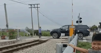 Nữ tài xế xe bán tải bất chấp đèn đỏ, cố vượt rào chắn đường sắt