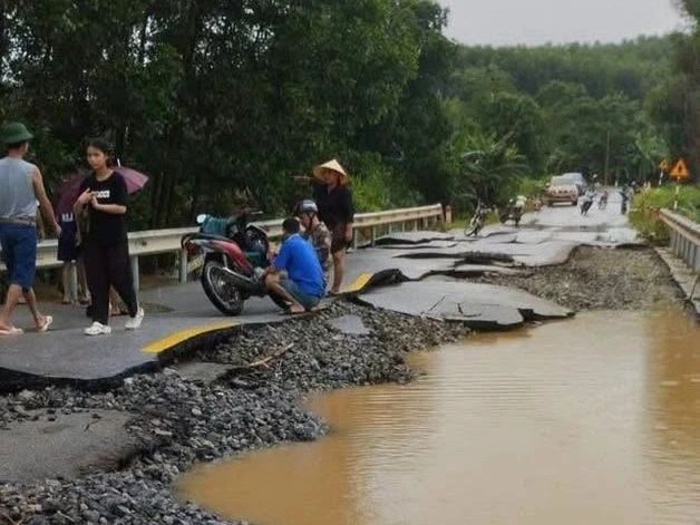 Nước lũ xé toạc đoạn quốc lộ ở Nghệ An Nước lũ xé toạc đoạn quốc lộ ở Nghệ An