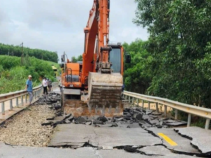 Nước lũ xé toạc đoạn quốc lộ ở Nghệ An Nước lũ xé toạc đoạn quốc lộ ở Nghệ An