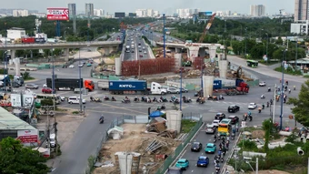 Nút giao lớn nhất TP HCM bộn bề bêtông, cốt thép sau hai lần trễ hẹn