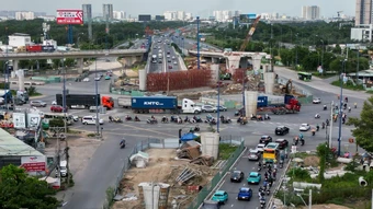 Nút giao lớn nhất TP HCM ngổn ngang bêtông, cốt thép sau hai lần trễ hẹn