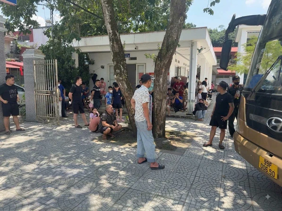 Ô tô 19 chỗ nhồi nhét khách, chở lên 67 người Ô tô 19 chỗ nhồi nhét khách, chở lên 67 người