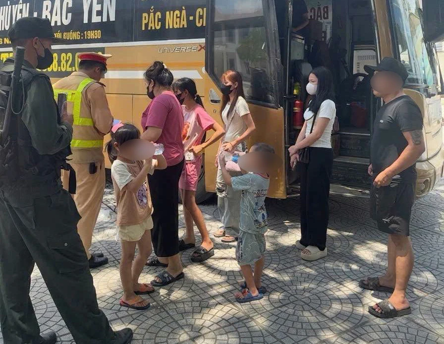 Ô tô 19 chỗ nhồi nhét khách, chở lên 67 người Ô tô 19 chỗ nhồi nhét khách, chở lên 67 người