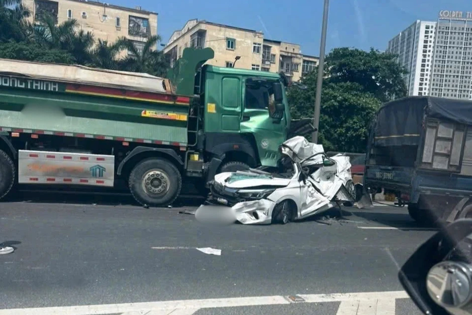 Ô tô bị "vò nát" sau tai nạn liên hoàn, tài xế thoát chết thần kỳ Ô tô bị "vò nát" sau tai nạn liên hoàn, tài xế thoát chết thần kỳ