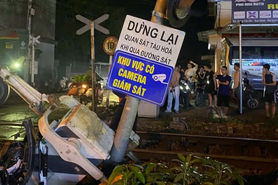 Ô tô bị tàu hoả tông ở Hà Nội, nam tài xế hoảng loạn bỏ xe tháo chạy Ô tô bị tàu hoả tông ở Hà Nội, nam tài xế hoảng loạn bỏ xe tháo chạy