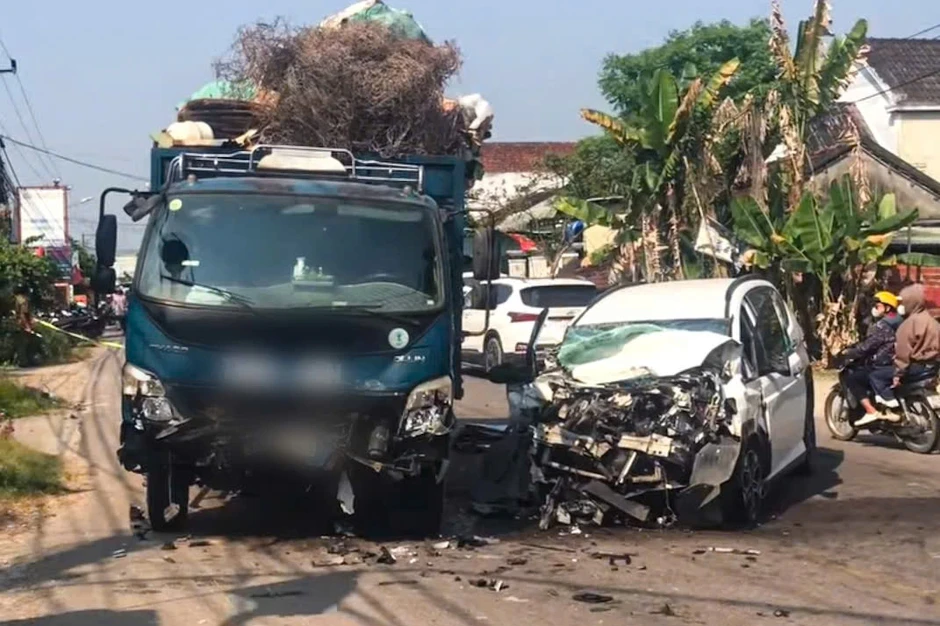 Ô tô biến dạng sau tai nạn, một phụ nữ tử vong, 3 người bị thương Ô tô biến dạng sau tai nạn, một phụ nữ tử vong, 3 người bị thương