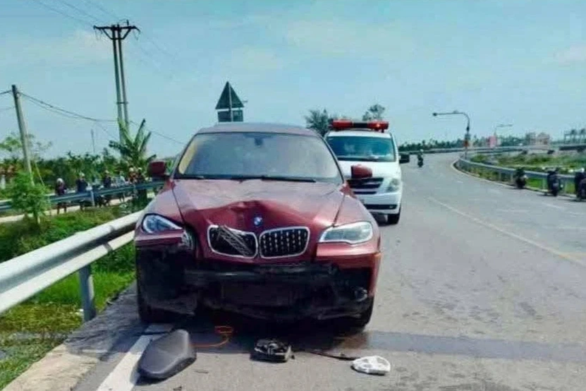 Ô tô BMW va chạm với xe máy, một người tử vong Ô tô BMW va chạm với xe máy, một người tử vong