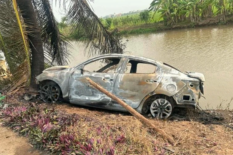 Ô tô bốc cháy khi tông vào vào cột mốc, 2 người thoát chết Ô tô bốc cháy khi tông vào vào cột mốc, 2 người thoát chết