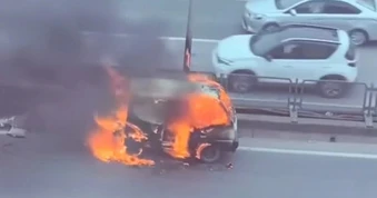 Ô tô bốc cháy trên đường Vành đai 3