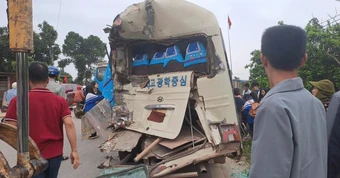 Ô tô chở hàng chục học sinh bị xe tải tông, đẩy xa 30m