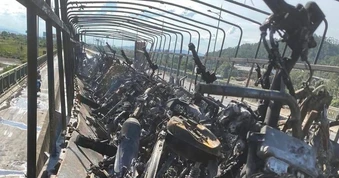 Ô tô chở nhiều xe máy bốc cháy ngùn ngụt khi qua cầu