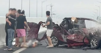 Ô tô con biến dạng sau va chạm trên cao tốc Móng Cái - Hạ Long
