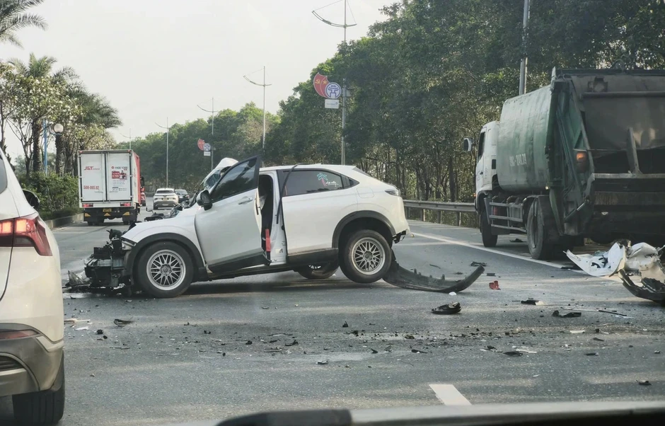 Ô tô con "vỡ toác" sau cú tông xe chở rác trên đường ở Hà Nội Ô tô con "vỡ toác" sau cú tông xe chở rác trên đường ở Hà Nội