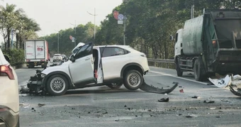 Ô tô con "vỡ toác" sau cú tông xe chở rác trên đường ở Hà Nội