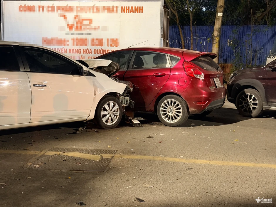 Ô tô con tông liên hoàn trên phố ở Hà Nội, ít nhất 7 xe hư hỏng